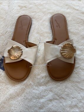 Women’s Cream Slide Sandals with Gold Shell Accent